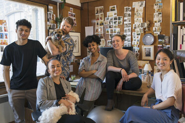 Porträt selbstbewusster kreativer Designer mit Hund im Büro - CAIF21784