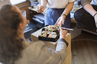 Geschäftsleute essen Sushi im Büro - CAIF21787