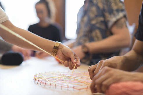 Menschen machen String Art Projekt - CAIF21801