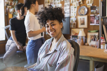 Porträt einer lächelnden, selbstbewussten, kreativen Geschäftsfrau im Büro - CAIF21808