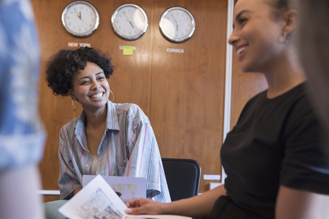 Kreative Geschäftsfrauen lachen beim Treffen, lizenzfreies Stockfoto