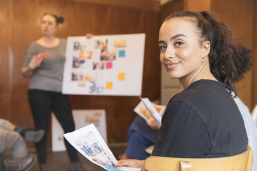 Porträt einer selbstbewussten, kreativen Designerin in einem Meeting - CAIF21819