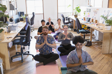 Kreative Geschäftsleute beim Meditieren im Büro - CAIF21827