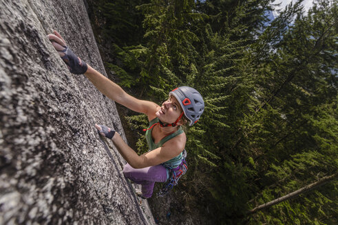 Frau beim Klettern am Felsen, Squamish, British Columbia, Kanada - AURF04010