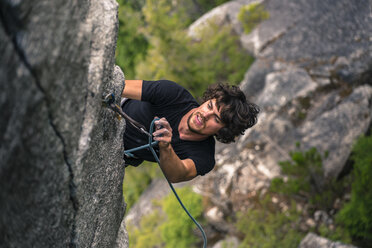 Bergsteiger beim Klettern am Felsen, Squamish, British Columbia, Kanada - AURF04018