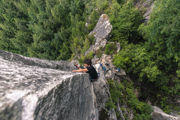 Bergsteiger beim Klettern am Felsen, Squamish, British Columbia, Kanada - AURF04019