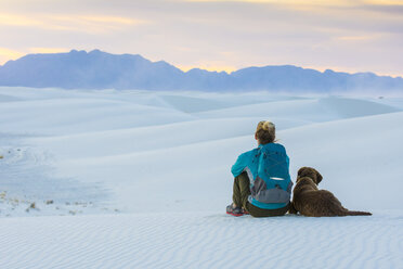 Frau und Hund beim Wandern im White Sands National Monument, Alamogordo, New Mexico, USA - AURF04020