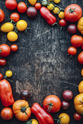 Verschiedene Tomatensorten auf hölzernem Hintergrund, Kopierraum, lizenzfreies Stockfoto