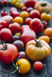 Verschiedene Tomatensorten auf hölzernem Hintergrund - IPF00480