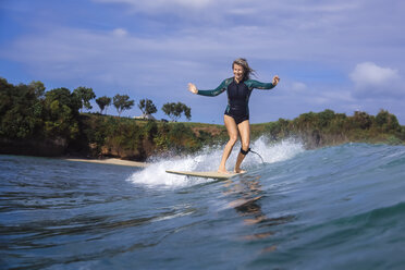 Indonesien, Bali, Balangan Strand, Surfer auf einer Welle - KNTF01373