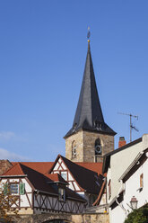 Deutschland, Rheinland-Pfalz, Freinsheim, typische Fachwerkhäuser im Weindorfkern und Kirche - GWF05639