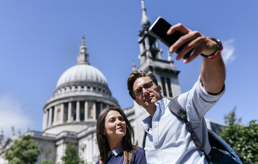 UK, London, Paar macht ein Selfie in der Nähe der St. Paul's Cathedral - MGOF03773