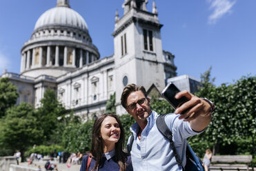 UK, London, Paar macht ein Selfie in der Nähe der St. Paul's Cathedral - MGOF03774