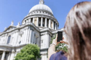 UK, London, Tourist fotografiert die St. Paul's Cathedral - MGOF03780