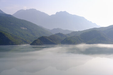 Albanien, Shokdra, Damm Liqeni i Vaut te Dejes am Morgen - SIEF08031