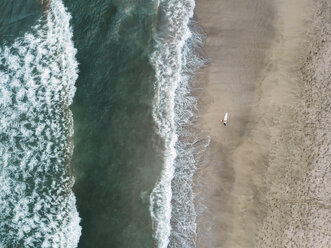 Indonesien, Bali, Luftaufnahme von Padma Beach, Surfer - KNTF01384