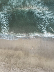 Indonesien, Bali, Luftaufnahme von Padma Beach, Surfer - KNTF01385