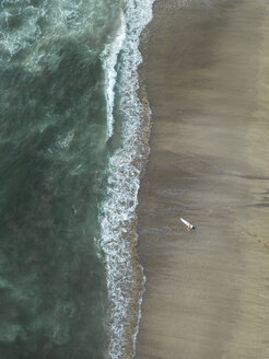 Indonesien, Bali, Luftaufnahme von Padma Beach, Surfer - KNTF01387