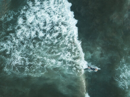 Indonesien, Bali, Luftaufnahme eines Surfers - KNTF01388