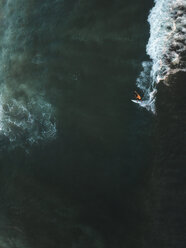 Indonesien, Bali, Luftaufnahme eines Surfers - KNTF01393