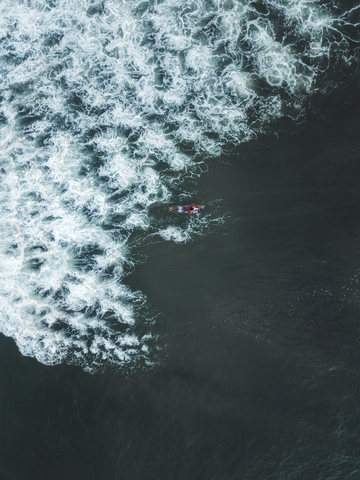 Indonesien, Bali, Luftaufnahme eines Surfers, lizenzfreies Stockfoto