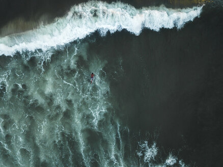 Indonesien, Bali, Luftaufnahme eines Surfers - KNTF01396