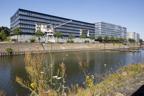 Deutschland, Duisburg, Blick auf moderne Bürogebäude und Yachthafen am Innenhafen, lizenzfreies Stockfoto