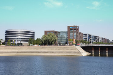 Deutschland, Duisburg, Blick auf moderne Bürogebäude am Innenhafen - WI03600