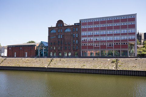 Deutschland, Duisburg, Blick auf das Stadtmuseum am Innenhafen, lizenzfreies Stockfoto