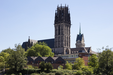 Deutschland, Duisburg, Blick auf Salvatorkirche und Rathausturm, lizenzfreies Stockfoto