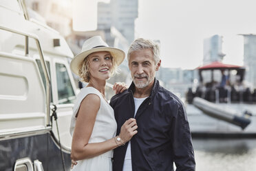 Älterer Mann und junge Frau in einem Yachthafen neben einer Jacht - RORF01562