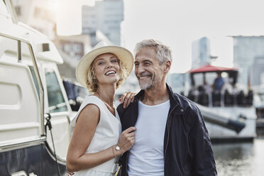 Älterer Mann und junge Frau in einem Yachthafen neben einer Jacht - RORF01563