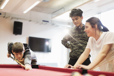 Teenager spielen Pool - CAIF21842