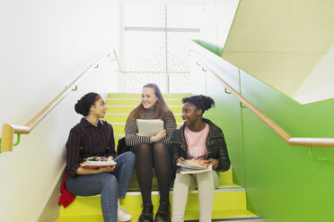 Highschool-Mädchen reden auf der Treppe - CAIF21845