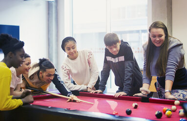 Teenager spielen Pool - CAIF21849