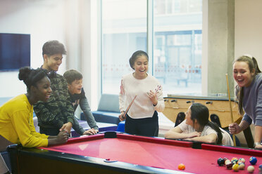 Jugendliche spielen Billard im Gemeindezentrum - CAIF21852