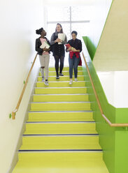 Highschool-Mädchen beim Treppenabstieg - CAIF21855