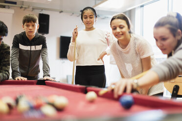 Teenager spielen Pool - CAIF21856