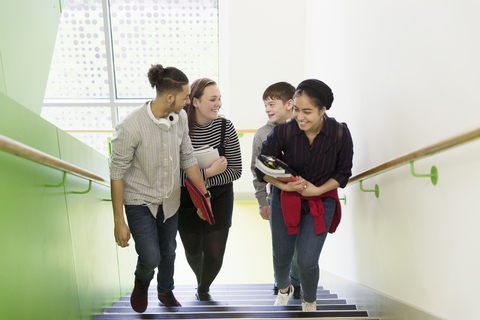 Highschool-Mädchen beim Treppensteigen, lizenzfreies Stockfoto