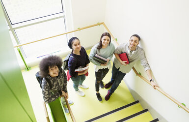 Porträt lächelnder Gymnasiasten auf einem Treppenabsatz - CAIF21859