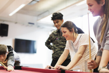 Jugendliche spielen Billard im Gemeindezentrum - CAIF21861