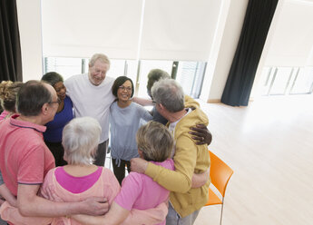 Aktive Senioren, die sich im Kreis umarmen - CAIF21870
