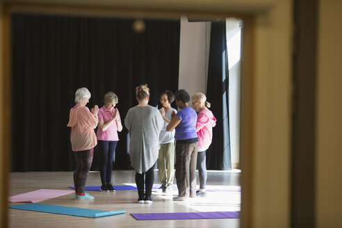 Gelassene aktive Senioren üben Yoga im Kreis - CAIF21907