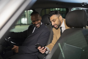 Geschäftsmann mit Smartphone nutzt Crowdsourced Taxi - CAIF21974