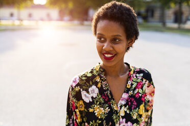 Portrait of smiling young woman outdoors at sunset - GIOF04307