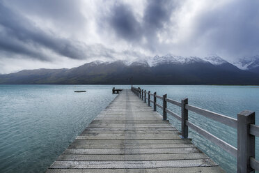 Neuseeland, Südinsel, Glenorchy, Lake Wakatipu mit leerem Bootssteg - RUEF01920