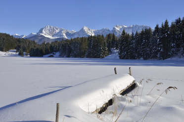 Germany, Werdenfelser Land, Kruen, view to Karwendel mountains and frozen snow-covered Lake Geroldsee - RUEF01922