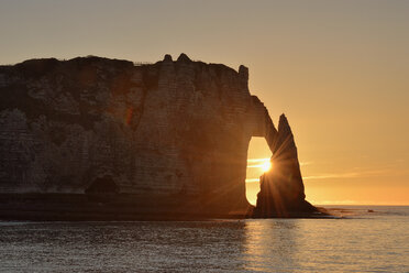 Frankreich, Normandie, Cote d'Albatre, Felsenküste von Etretat bei Sonnenuntergang - RUEF01924