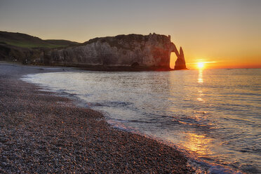 France, Normandy, Cote d'Albatre, rock coast of Etretat by sunset - RUEF01926