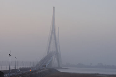 Frankreich, Le Havre, Pont de Normandie im Morgennebel - RUEF01929